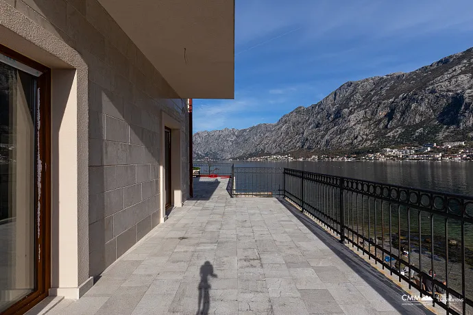 Eine luxuriöse dreistöckige Villa in erster Meereslinie in Kotor